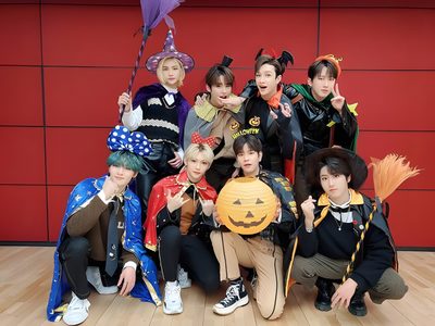 a group of young people posing for a photo with pumpkins on their heads and costumes Stray Kids Halloween Laptop Felix Skz Halloween Costume, Stray Kids Costume Ideas, Stray Kids Halloween Costume Ideas, brown