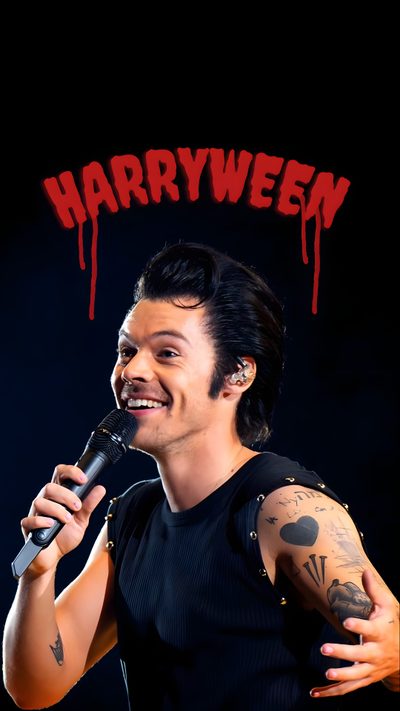 a man holding a microphone with the words harry written on it's face and smiling Harry Styles Halloween Hq Harry Styles, Harry Styles Hot Pics, Lockscreen Harry Styles, Harry Styles 4k, black