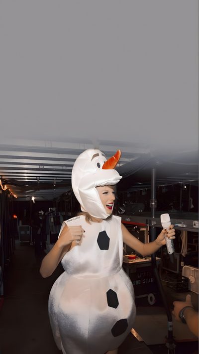 a woman dressed as a snowman holding a toothbrush in one hand and an ice cream in the other Aesthetic Taylor Swift Halloween Taylor Swift Fotos, Swift Tour, Swift Photo, light slate gray