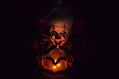 a creepy clown holding a pumpkin in the dark Halloween Scary Pennywise Pennywise Holding Arm, Pennywise In Dark, Pennywise Photo, Pennywise Selfie, black