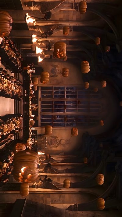 a room filled with lots of pumpkins hanging from the ceiling and candles lit up Harry Potter Halloween Harry Potter Halloween Scene, Fall Desktop Backgrounds, Harry Potter Background, black