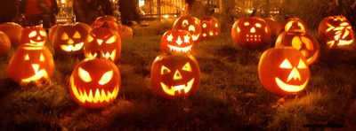 many carved pumpkins are sitting in the grass with their faces lit up at night Halloween Facebook Cover Vintage Halloween Aesthetic Pc, Pumpkin Aesthetic Laptop, Pumpkin For Computer, maroon