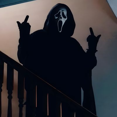 a person in a ghost costume holding up two fingers while standing at the top of stairs Halloween Scream Funny Warface, Ghostface Scream, Scream Franchise, Scary, Horror Movie Icons, black