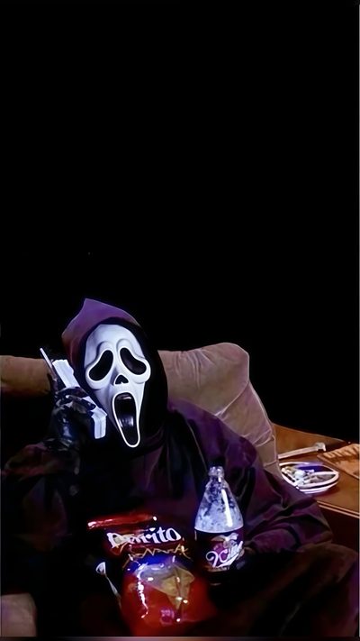 a person wearing a mask sitting on a couch Halloween Scream Funny Ghost Face Iphone, Ghostface Scary Movie, Scary Movie, Ghostface, black