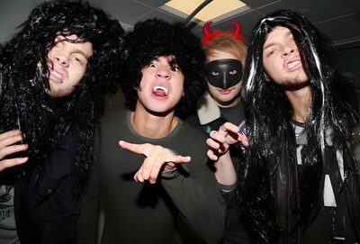 four men with long black hair and masks on posing for the camera in front of a mirror 5sos Halloween 5 Seconds, Five Seconds Of Summer, Michael Clifford, Calum Hood, 1d And 5sos, black