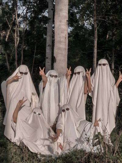 four people in white robes are standing near a tree and some bushes with their hands up Halloween 5 Best Friends Shoot, Shotting Photo, Scary Photos, Best Friend Poses, Whatsapp Cute, dim gray