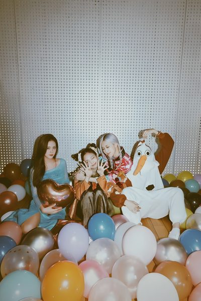 three women and two children sitting in a room full of balloons with one woman holding a stuffed animal Halloween Blackpink Iphone Lockscreen, Blackpink Poster, Lisa Rosé, Ukiss Kpop, Rosé Blackpink, dark gray