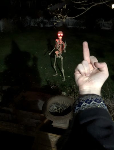 a person is pointing at a skeleton in the dark with their hand up to the camera Halloween Meme Skeleton, Skeleton Pointing At You, Skeleton Funny, Goofy Skeleton, Fake Skeleton, black
