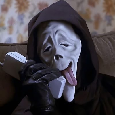 a person wearing a mask with their tongue out and holding a remote in his hand Halloween Scream Funny Scary Movie Foto, Scream Ghost, Goofy From Scary Movie, dark slate gray