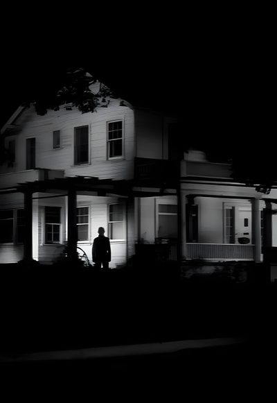 a man standing in front of a house at night with the light on and out Halloween 1978 Iphone Old Scary Movies, Vintage Scary Movies, Old Horror Movie Aesthetic, black