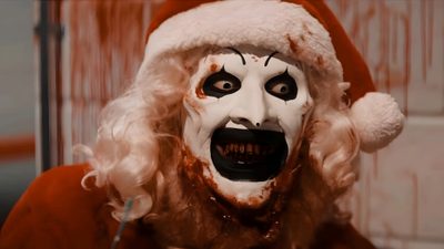 a creepy clown wearing a santa claus hat Halloween Terrifier Jason Patric, Film Horror, Slasher Film, After Movie, Runner's World, sienna