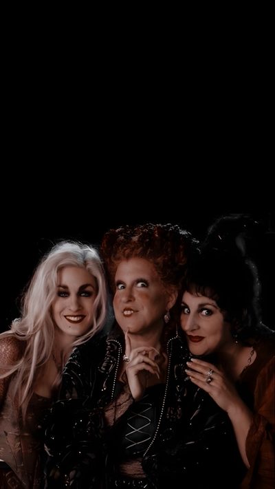 three women are posing for a photo in front of a black background and one is holding her arm around the other woman's shoulder Halloween 3 Season Of The Witch Halloween Lock Screen, Hocus Pocus Sisters, Hocus Pocus Movie, Sister, black