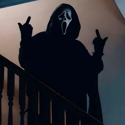 a person in a ghost costume holding up two fingers while standing at the top of stairs Halloween Middle Finger Warface, Ghostface Scream, Scream Franchise, Scary, Horror Movie Icons, black