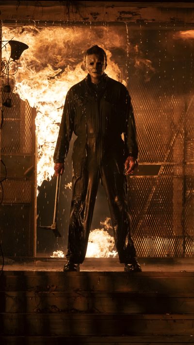 Halloween Aesthetic Michael Myers, Halloween Michael Myers Wallpaper Aesthetic, Michael Myers Fire Pfp, Michael Myers House On Fire, Michael Myers In The Dark, Michael Myers In Dark, Michael Myers In Fire, Michael Myers Live Wallpaper, Michael Myers Fire Scene Halloween Kills Halloween Aesthetic Michael Myers, Halloween Michael Myers Aesthetic, Michael Myers Fire Pfp, black