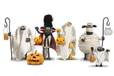 a group of halloween figurines standing next to each other Halloween Sheep Shaun The Sheep Mummy, Shaun The Sheep Autumn, Shaun The Sheep Halloween, white